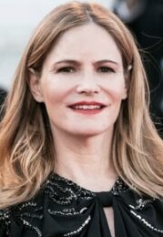 Jennifer Jason Leigh